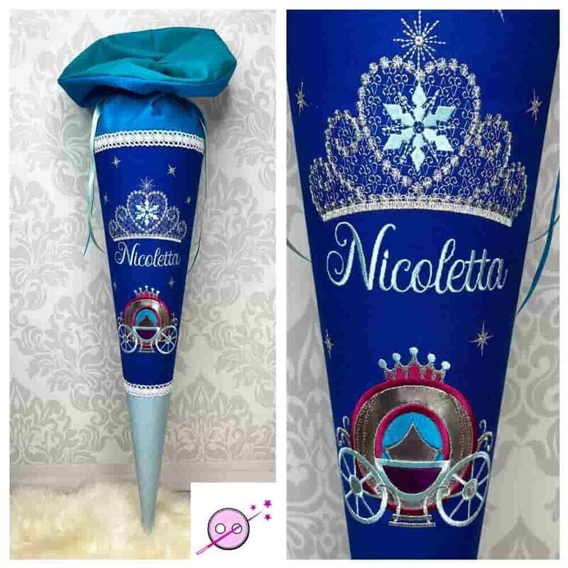 Schultüte Königin im Eis Schultüte Königin im Eis aus Stoff mit Namen individuell für Mädchen. Eine wunderschöne Schultüte in royalblau mit einer Kutsche und einer Krone. Der Name wird unter der Krone platziert.