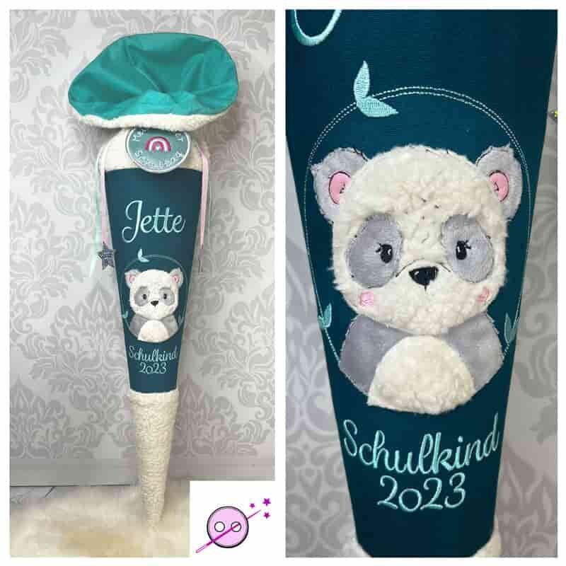 Pandabär Kuschel Schultüte petrol. Eine Zuckertüte mit kuscheligem beigen Teddystoff in der Spitze und am Verschluß. Hauptfarbe petrol im Motivteil und im Verschlussteil innen smaragdgrün.