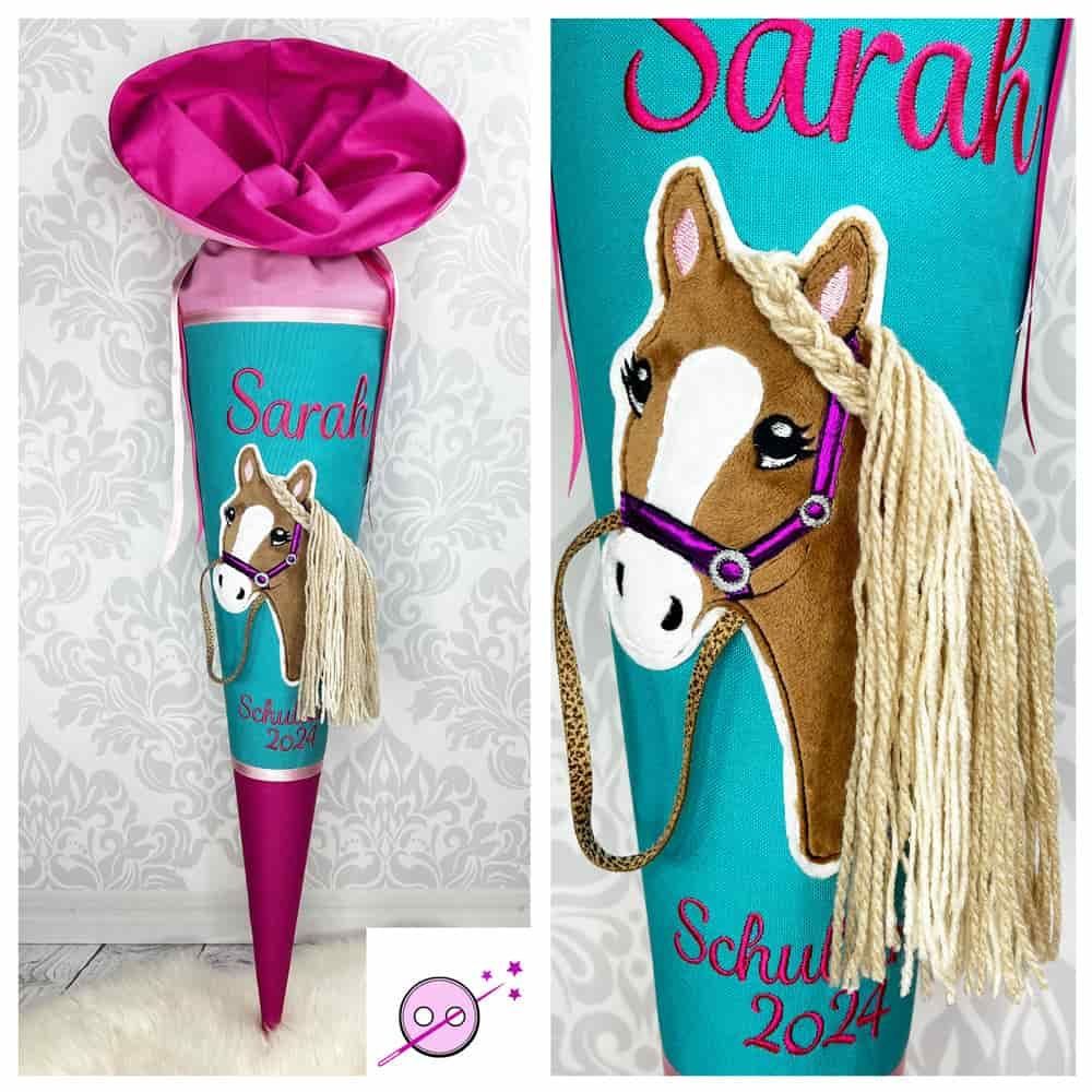 Pferdekopf petrol/magenta mit 3D Mähne Schultüte für Mädchen aus Stoff mit Namen. Die Schultüte hat einen wundervollen 3D Pferdekopf mit blonder Mähne. Der Hintergrund ist smaragdgrün, die Spitze Magente und das Verschlussteil rosa. 