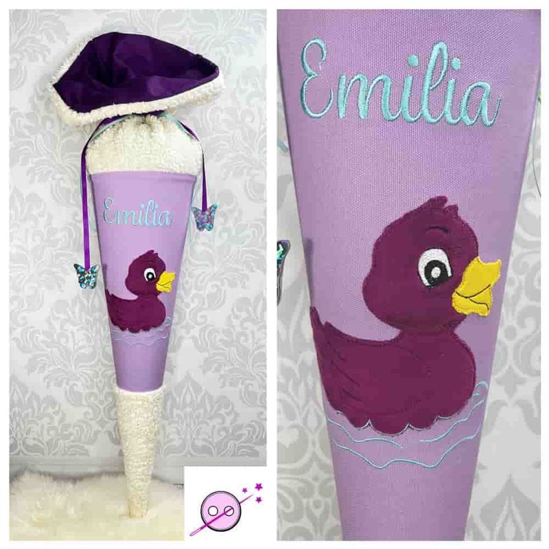 Ente Kuschel Schultüte Schultüte Kuschel Ente aus Stoff mit Namen. Wir nähen diese tolle Schultüte mit einem Teddystoff in der Spitze und im Verschlussteil. Das Motiv ist eine Lila Ente auf fliederfarbenen Stoff.