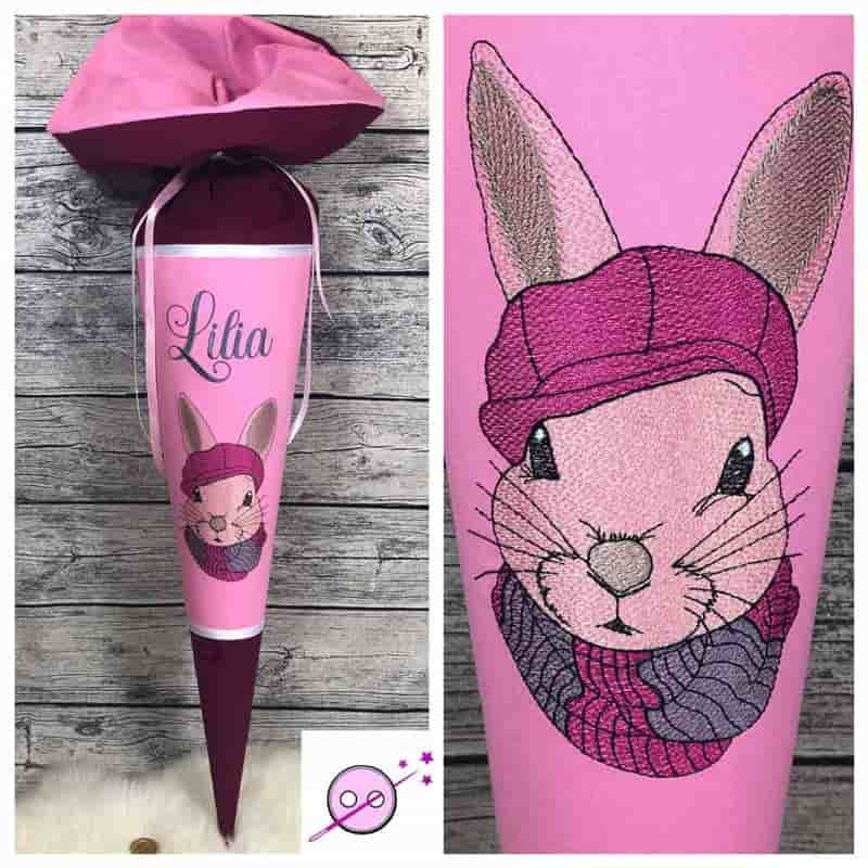 Schultüte Hase, für Mädchen aus Stoff indiviudell mit Namen in Pink rosa und weinrol. Ein gestickerter süßer Hase mit Schal und Mütze.