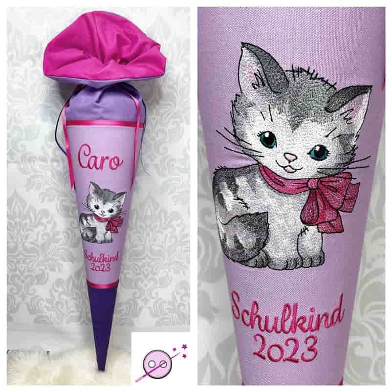 Schultüte Katze mit Namen individuell für Mädchen aus Stoff. Die Zuckertüte hat eine wunderschönes gesticktes Katzenmotiv mit einer Schleife und ist in verschiedenen lila und Magentatönen.