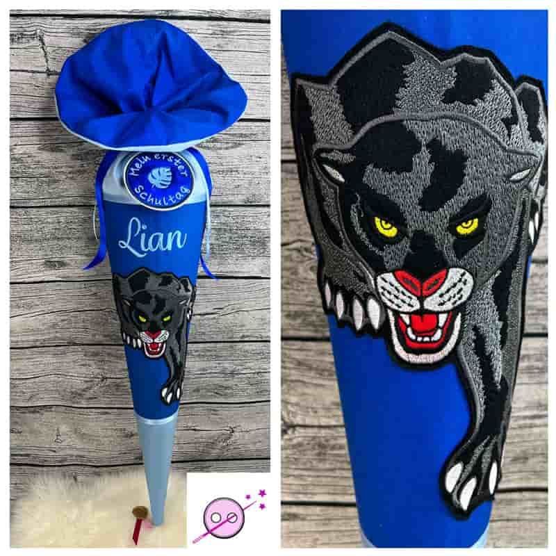 Eine Stoff Schultüte in blau mit einem bestickten Panther.
