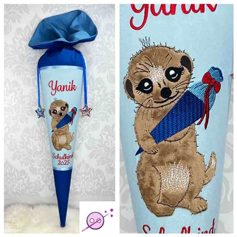 Erdmännchen Schultüte mit Kuschelstoff individuell mit Namen aus Stoff. Ein Erdmännchen welche eine Schultüte in der Hand hällt. Auf hellbrauen Hintergrund. Die Spitze und der Verschluss sind royalblau.