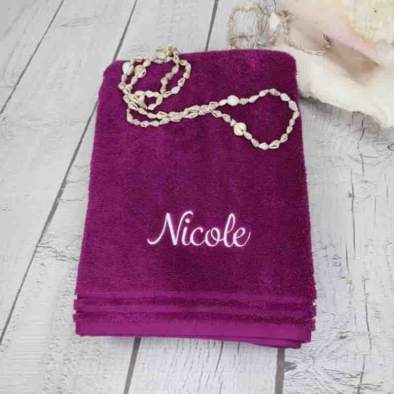 Besticktes Duschtuch in beere