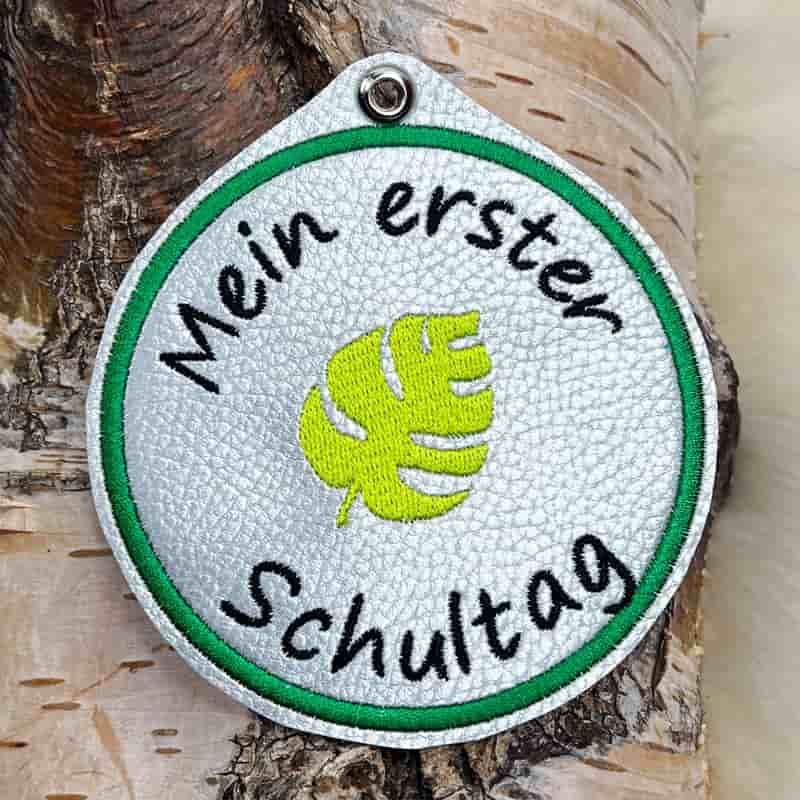 Button für die Schultüte mit einem Blatt in der Mitte