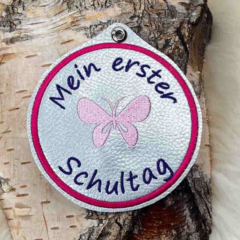 Button für die Einschulung mit einem Schmetterling
