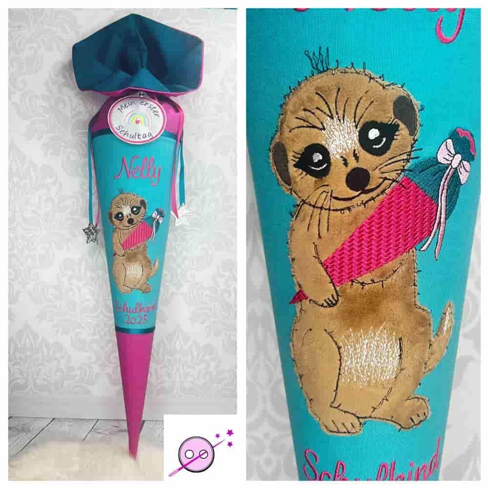 Schultüte aus Stoff in smaragd und magenta mit einem Erdmännchen drauf. 