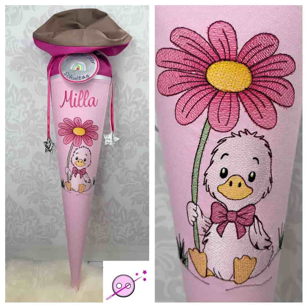 Ente mit Blume Schultüte Schultüte aus Stoff in Rosa bestickt mit einer Ente die eine Blume hält.