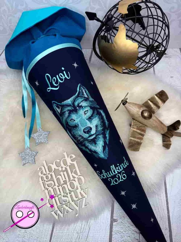 Schultüte aus Stoff mit einem gestickten Wolf