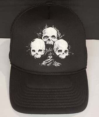 VICTIMS - 3 Skulls Spade Design Mesh Trucker Hat