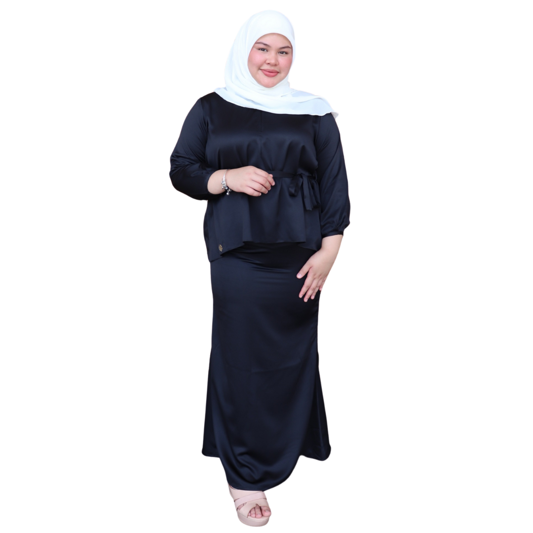 Attleya Set in Black