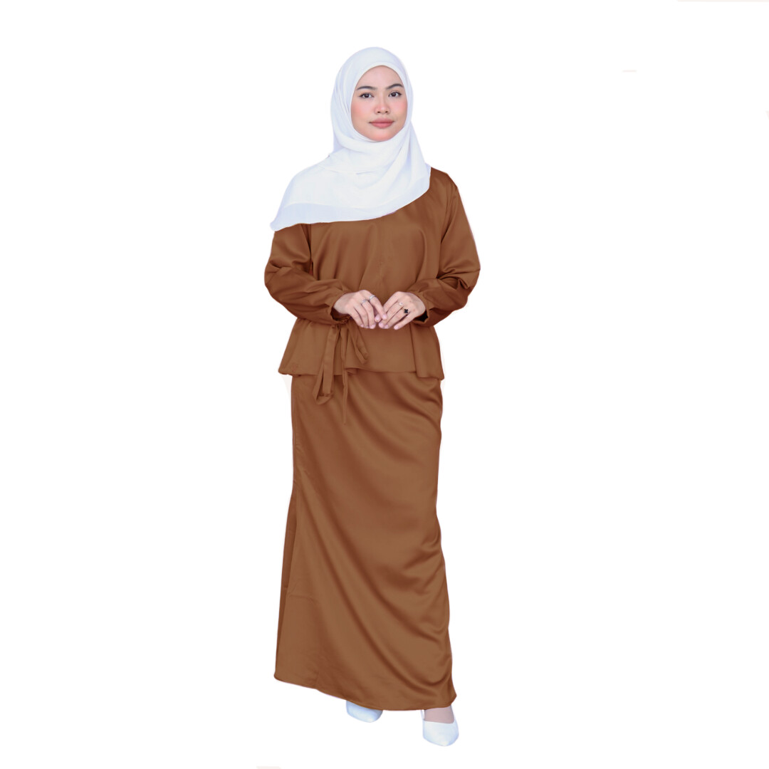 Attleya Set in Dark Gold