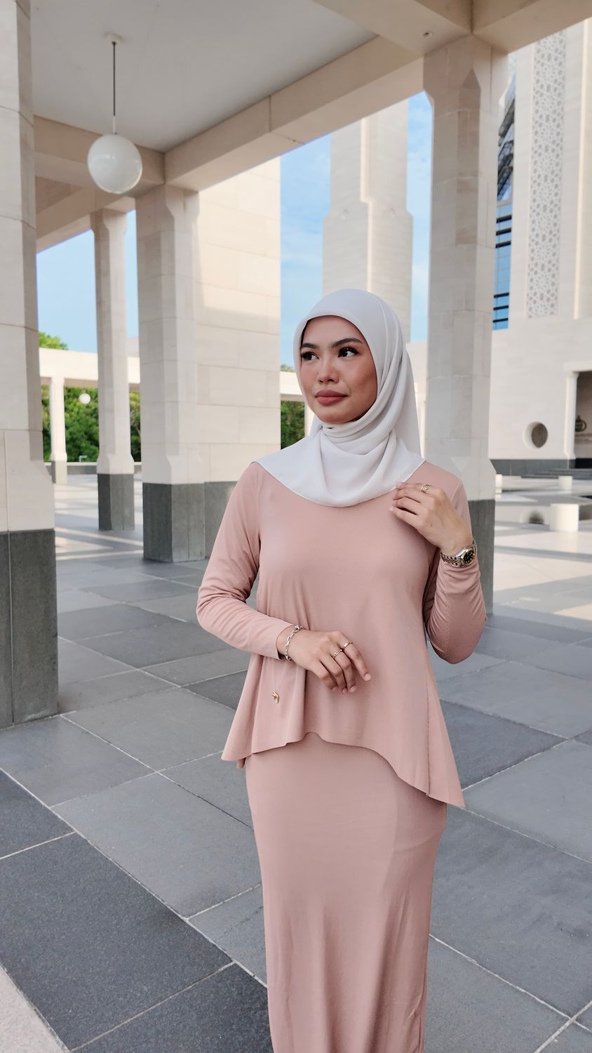 Keyla Set in Peach Dust