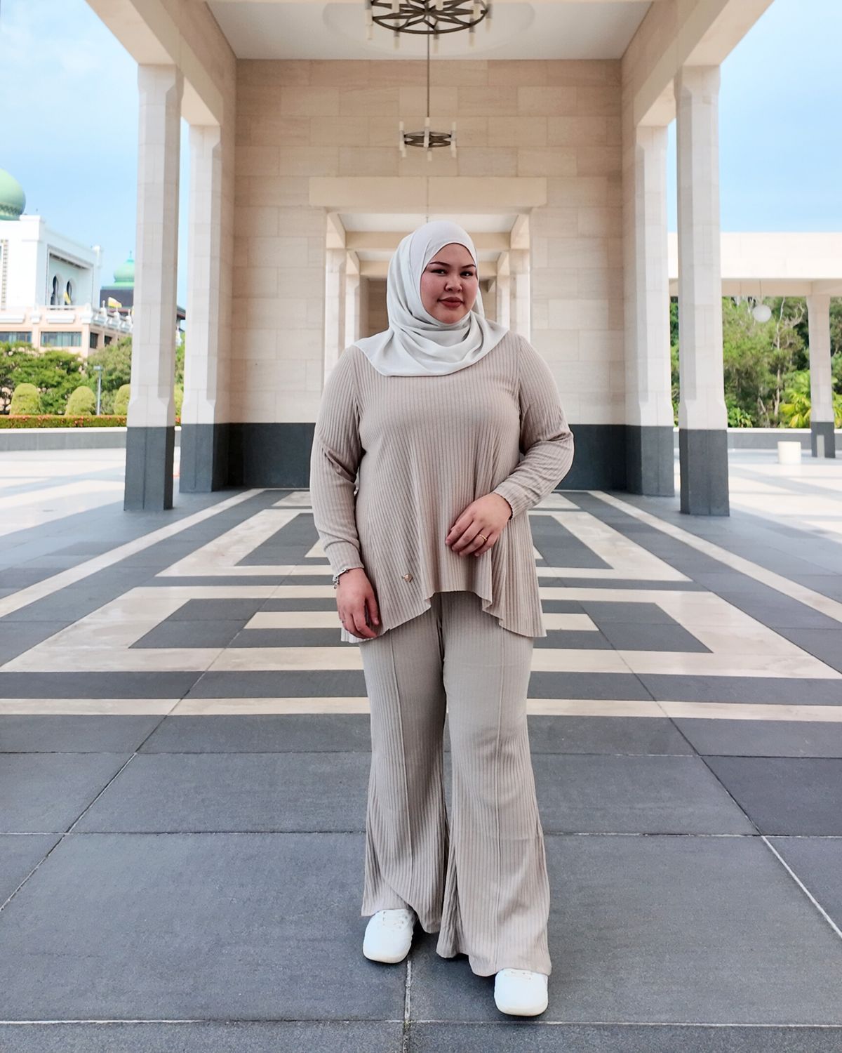Leora Set in Beige