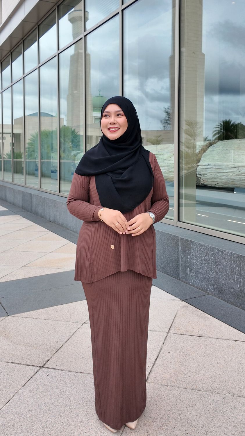 Dahlia Set in Dark Brown