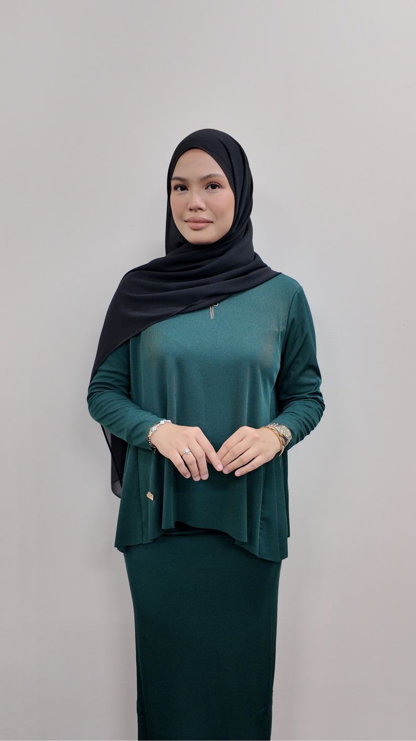 Keyla Set in Dark Emerald