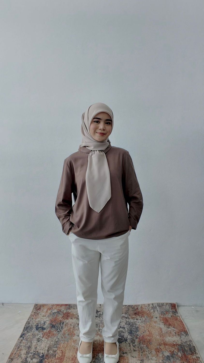 Serena Blouse in Coffee