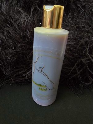 NATURAL TONE LIGHTING LIQUID BODY WASH WITH TURMERIC