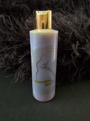 NATURAL TONE LIGHTING LIQUID BODY WASH WITH TURMERIC