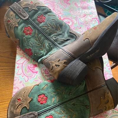 Ladies 6 1/2 Cow Girl Boots Narrow