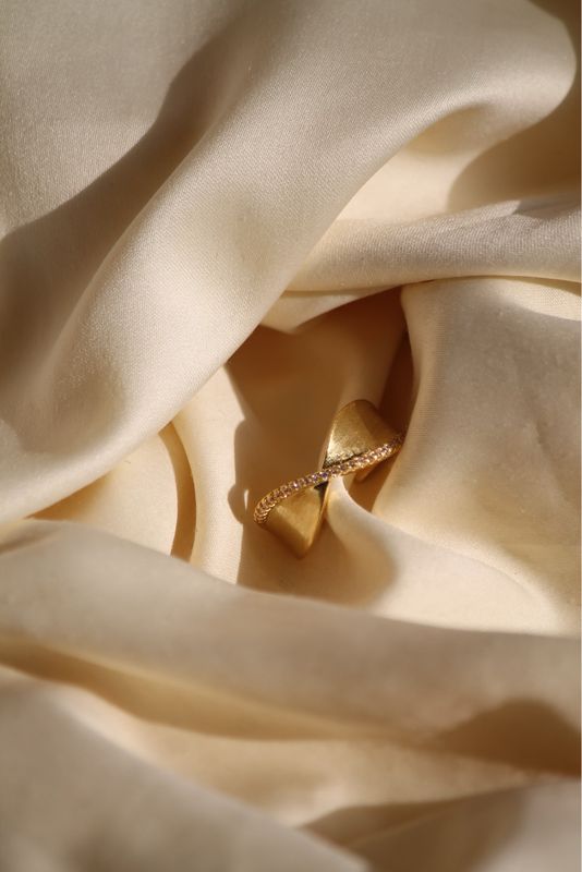 Ribbon Glow Ring