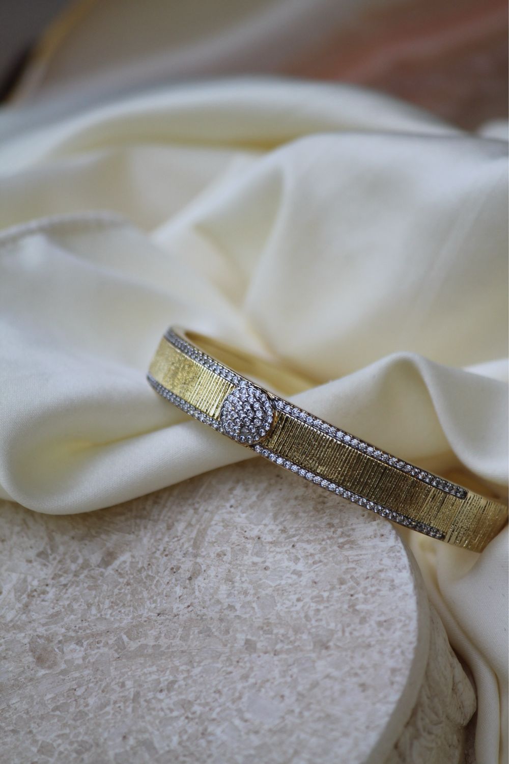 Solo Round Bangle