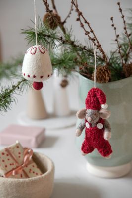 Mäuschen Mini  in roter Latzhose