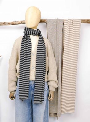 Langer Schal mit Streifen