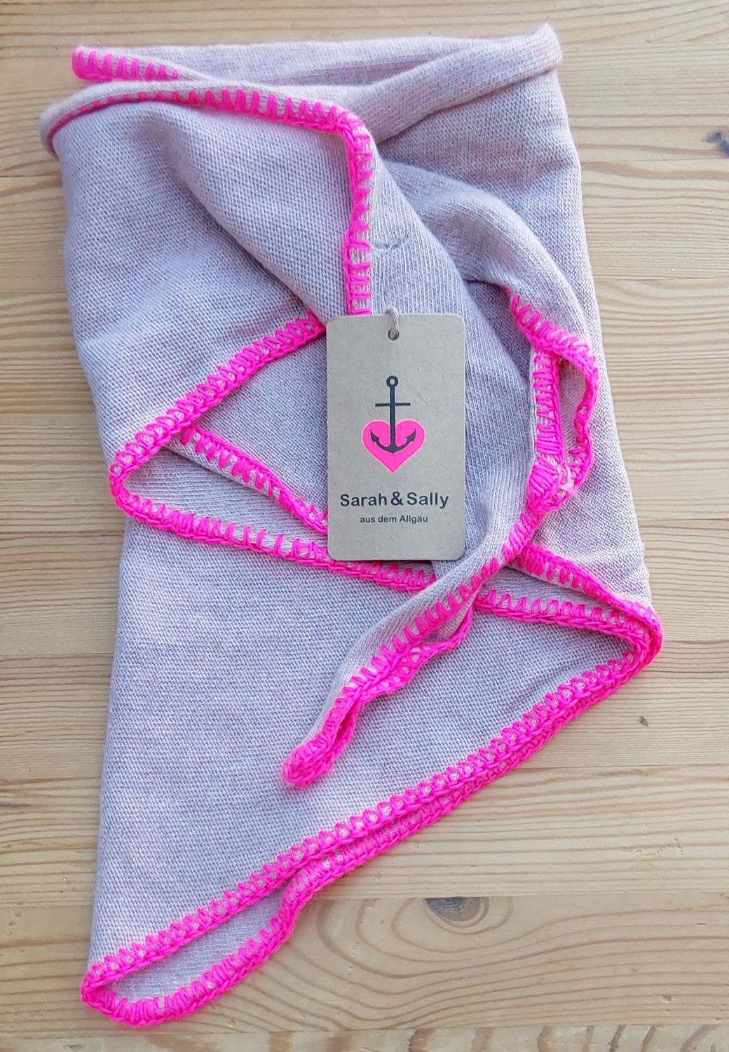 Dreieckstuch mit Kaschmir Altrosa - Neonpink umrandet Dreieckstuch mit Kaschmir Altrosa - Neonpink umrandet