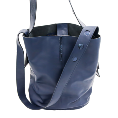 Dokerblauwe bucket bag met schitterende details