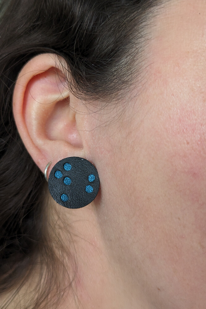 Shimmering studs