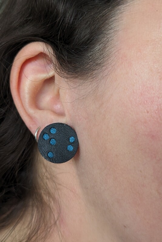 Shimmering studs