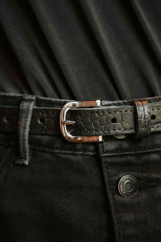Close-up van zwarte Sassy Stitch damesriem met croco-print en gouden gesp, Atelier Loulou