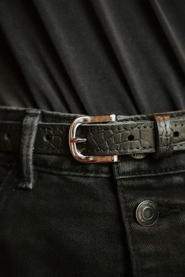 Close-up van zwarte Sassy Stitch damesriem met croco-print en gouden gesp, Atelier Loulou