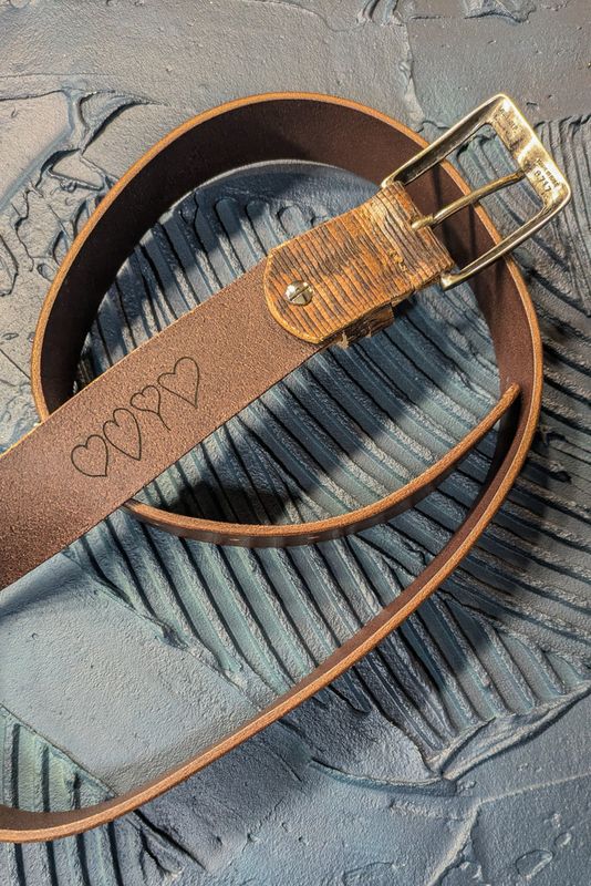 Detail van bruine leren herenriem met personalisatie, handgemaakt bij Atelier Loulou