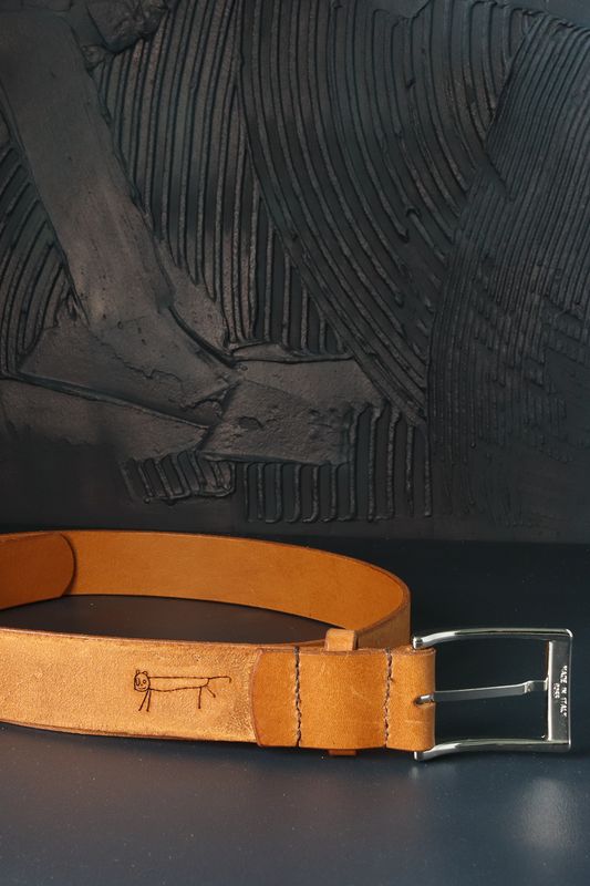 Detail van gelaserde tekening op cognac leren herenriem van Atelier Loulou