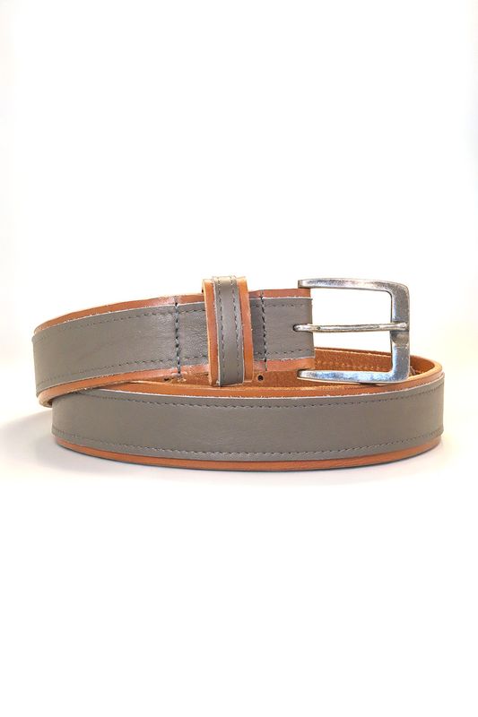 Handgemaakte cognac leren herenriem met groen detail en extra brede riemlus