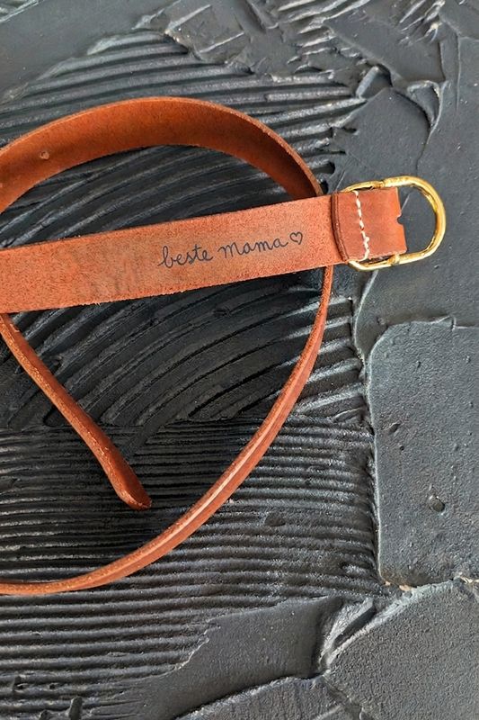 Cognac leren damesriem The Daily van Atelier Loulou met gepersonaliseerde inscriptie aan de binnenzijde