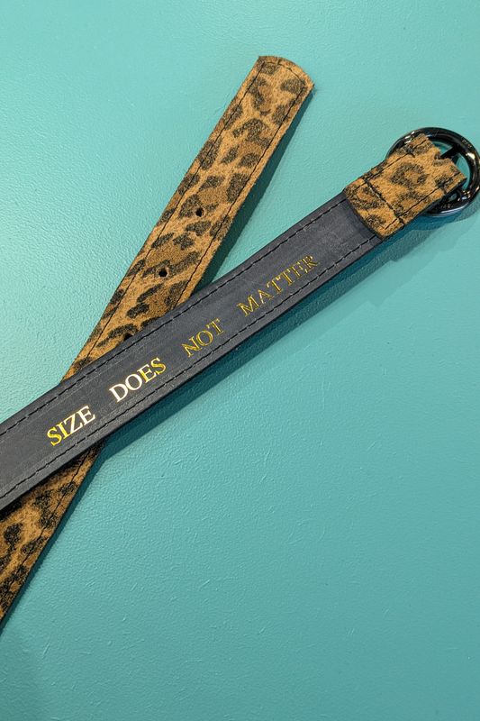 Feline Affair riem met gepersonaliseerde goudfolie inscriptie aan de binnenzijde.