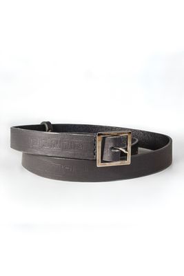 Handgemaakte donkere leren damesriem Ancient Ways met handgestempelde print en vierkante gesp, Atelier Loulou