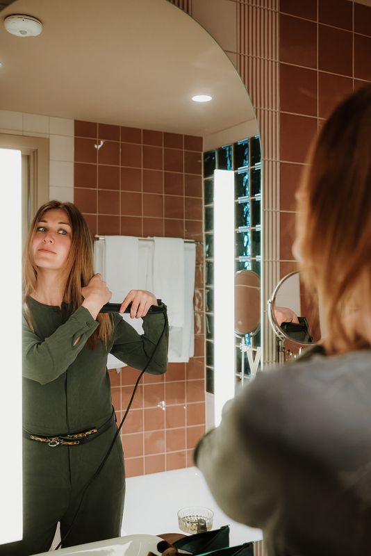 Vrouw draagt handgemaakte zwarte leren tailleriem met tijgerprint van Atelier Loulou