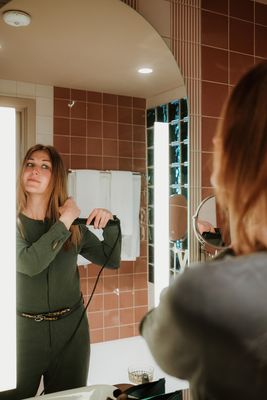 Vrouw draagt handgemaakte zwarte leren tailleriem met tijgerprint van Atelier Loulou