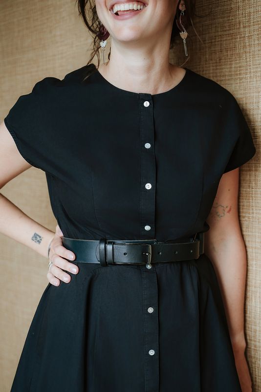 Close-up van zwarte leren tailleriem Never Waist a Good Belt gedragen over zwarte jurk, Atelier Loulou