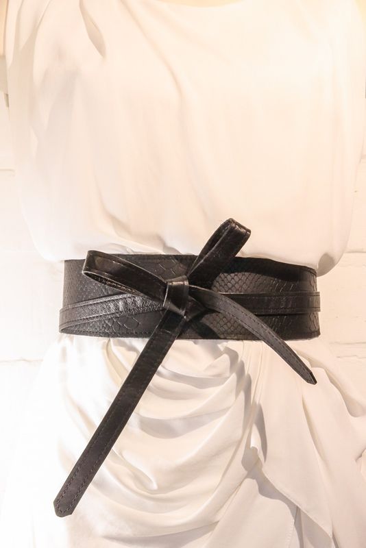 Handgemaakte zwarte leren tailleriem All Tied Up met slangenprint, geknoopt, Atelier Loulou