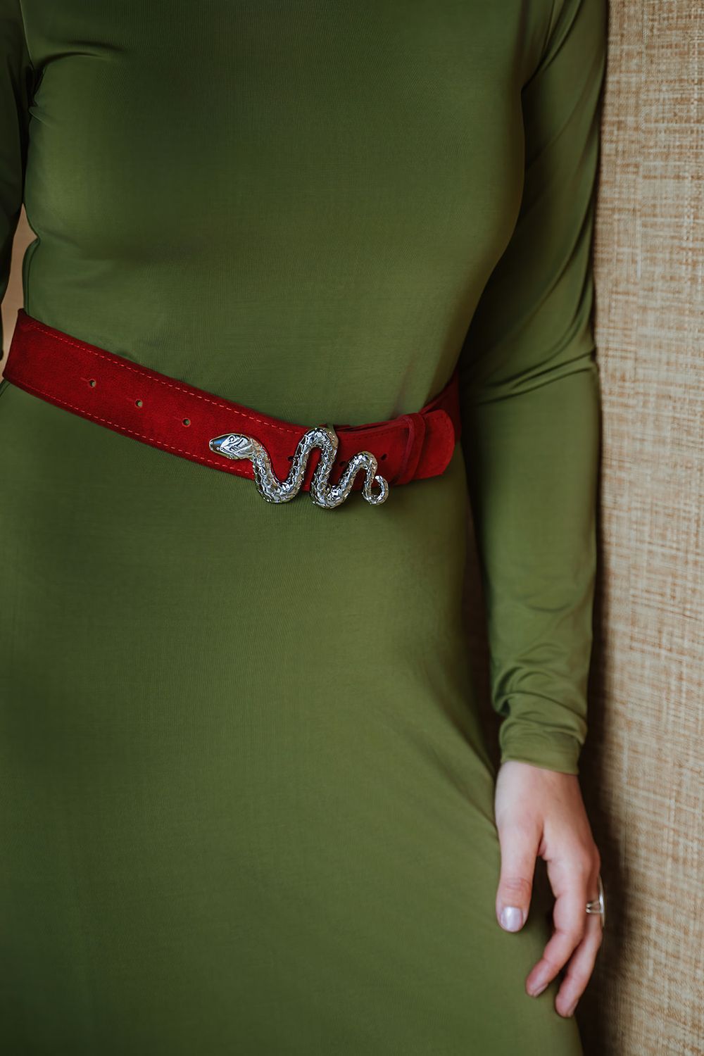 Vrouw draagt handgemaakte roestkleurige suède tailleriem Ssseriously Good met slangengesp, Atelier Loulou