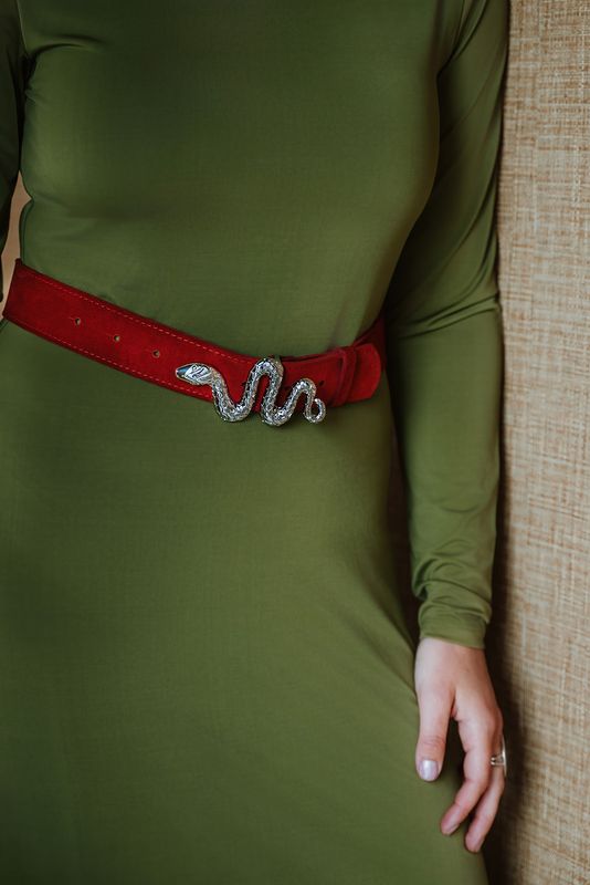 Vrouw draagt handgemaakte roestkleurige suède tailleriem Ssseriously Good met slangengesp, Atelier Loulou