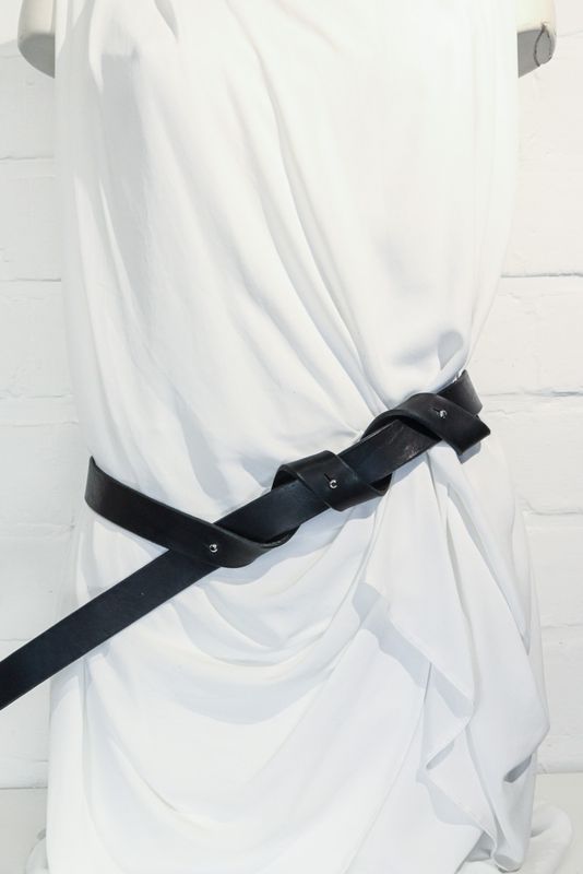 Handgemaakte zwarte leren tailleriem Knotorious met geweerknopen en twist, Atelier Loulou
