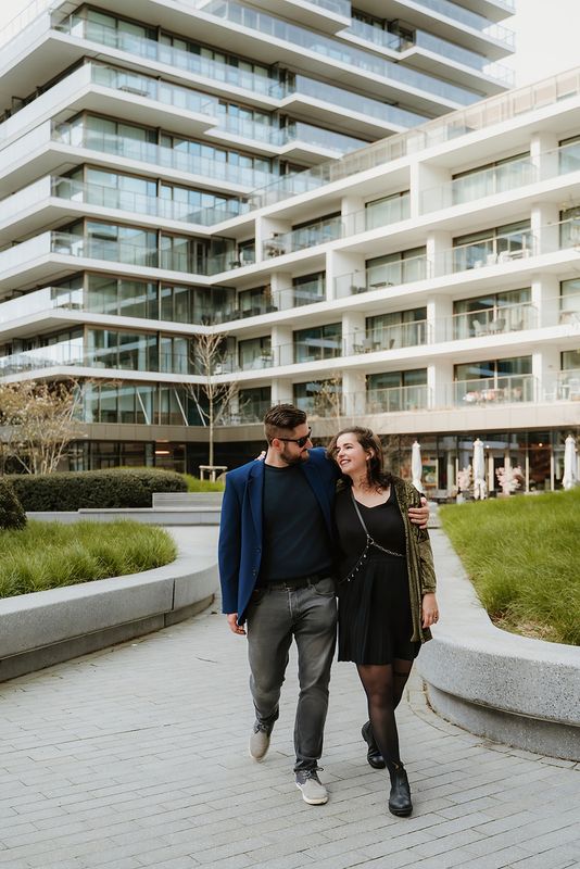 Vrouw draagt handgemaakt leren lichaamsjuweel Charm Offensive van Atelier Loulou buiten