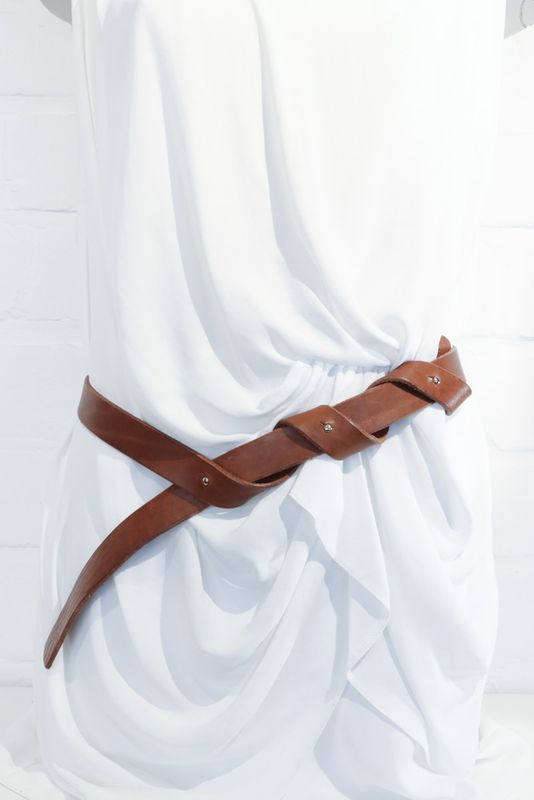 Detail van handgemaakte cognac leren tailleriem Knotorious met geweerknopen, Atelier Loulou